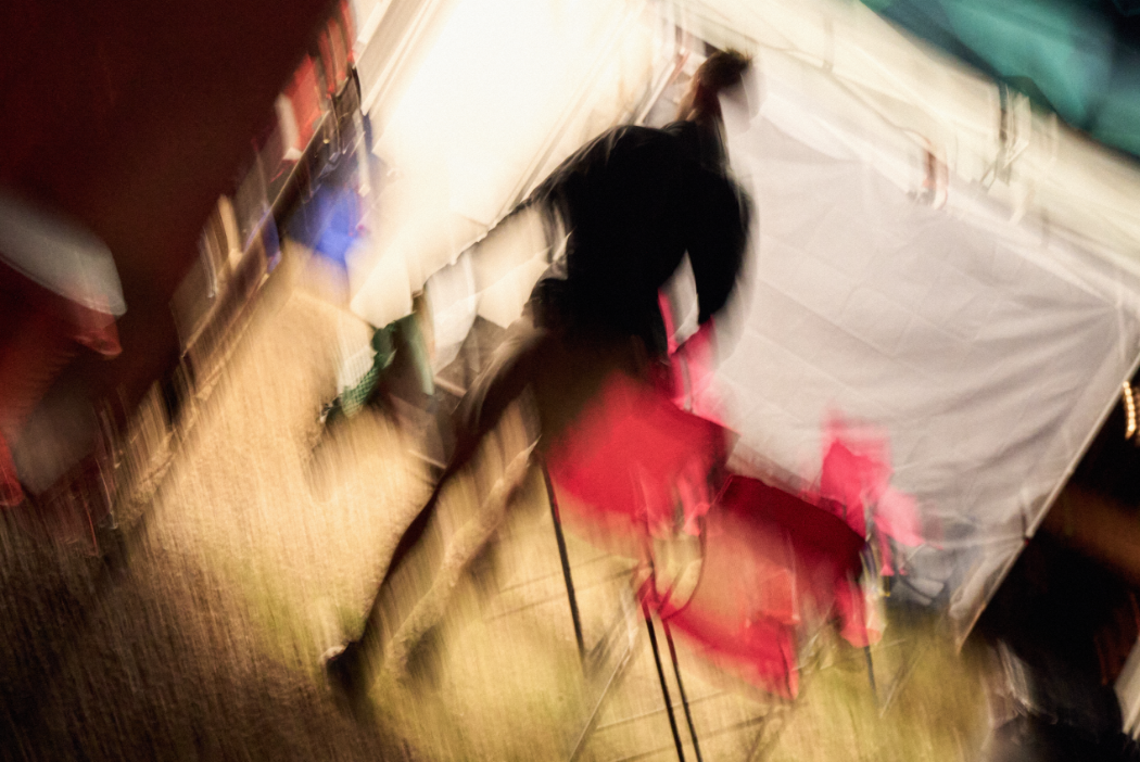 Jack Scott returning his bib at Cocodona 250.